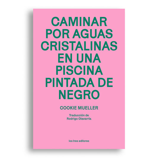 Caminar por aguas cristalinas en una piscina pintada de negro
